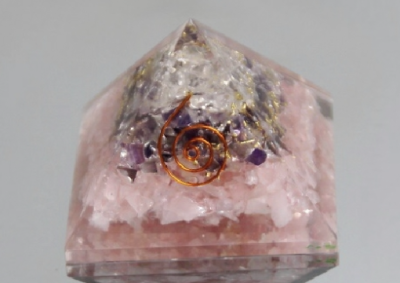 Ponte em resina transparente com cristais rosa e roxos e espiral de fio de cobre