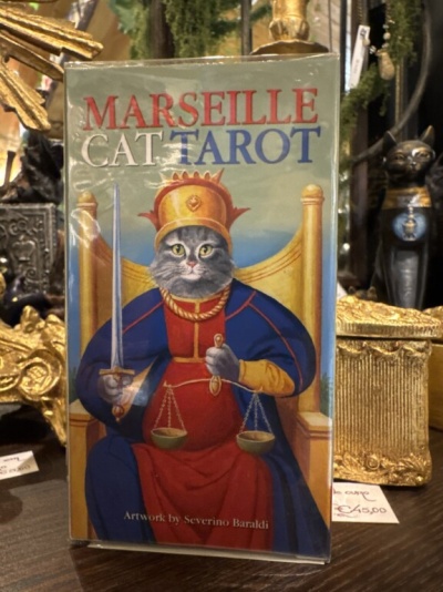 Caixa de baralho de tarot com ilustração de gato rei com espada e balança.