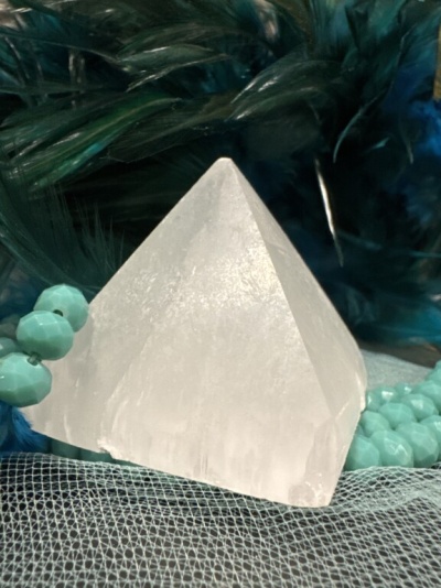 Pirâmide de cristal branca com contas azuis e penas