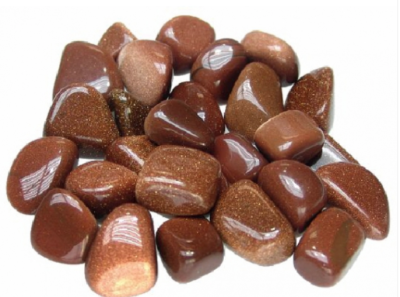 Pedras semipreciosas castanhas polidas com brilho dourado