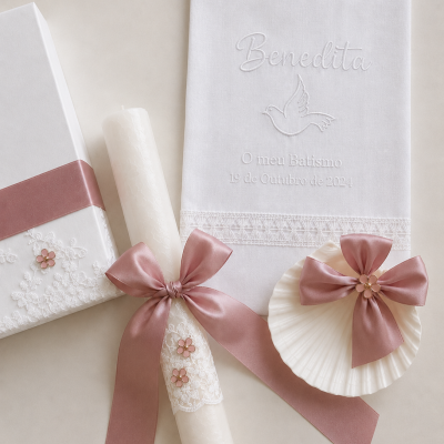 Conjunto para batismo com vela, toalha bordada, concha e caixa decoradas em branco e rosa.
