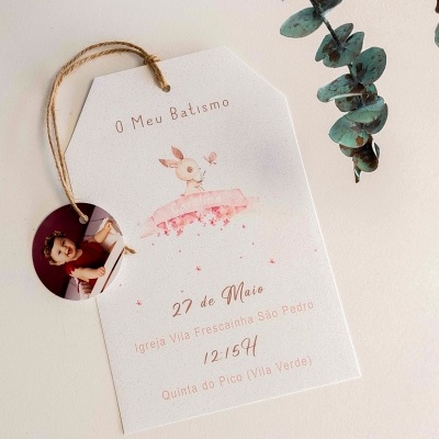 Convite de batismo com ilustração e fotografia, texto impresso e folha verde ao lado