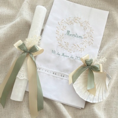 Conjunto com vela decorada, toalha bordada e concha com fitas
