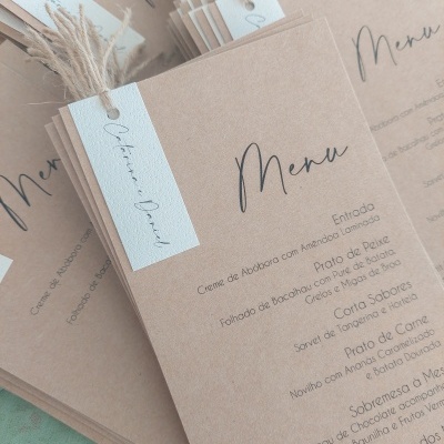 Cartões de menu em papel kraft com etiquetas brancas e decoração de palha