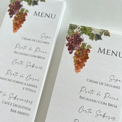 Cartões de menu com design de uvas e texto em português em fundo branco texturizado