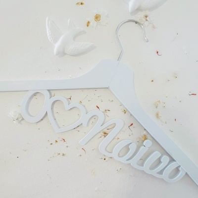Cabide branco decorativo com texto O coração noivo em madeira
