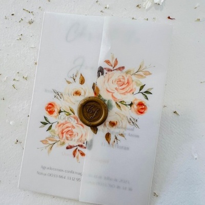 Convite de casamento com envelope translúcido e selo de cera decorado com flores