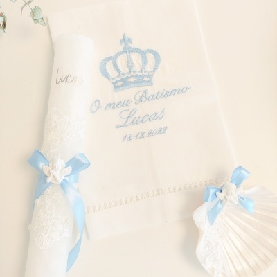 Conjunto batismo com vela, toalha e concha decorados em azul e branco