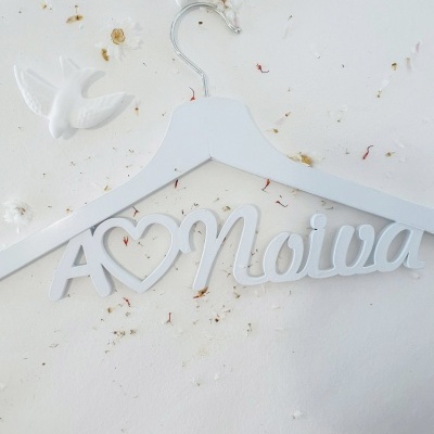 Cabide branco de madeira com as palavras 'A ♥ Noiva' em relevo