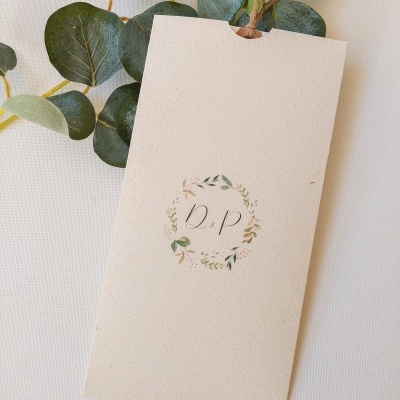 Etiqueta de papel creme com letras 