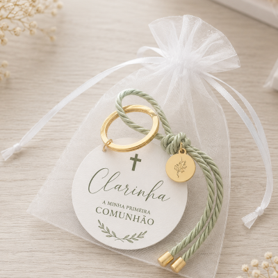 Chaveiro com cordão verde claro e etiqueta branca dentro de saco de organza
