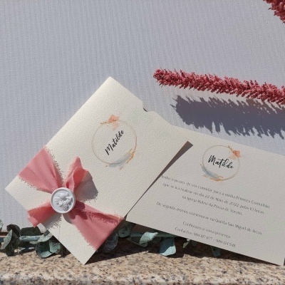 Convite branco com fita rosa e texto Mafalda