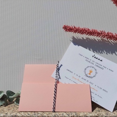 Convite com envelope rosa e decoração de ramos e folhas