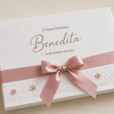 Caixa branca decorada para batismo com fita rosa e texto dourado.