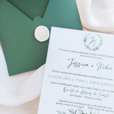Convite de casamento branco com envelope verde escuro e selo de cera branco