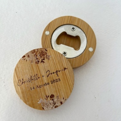 Abridor de garrafas redondo em madeira clara com gravação floral e texto personalizado.