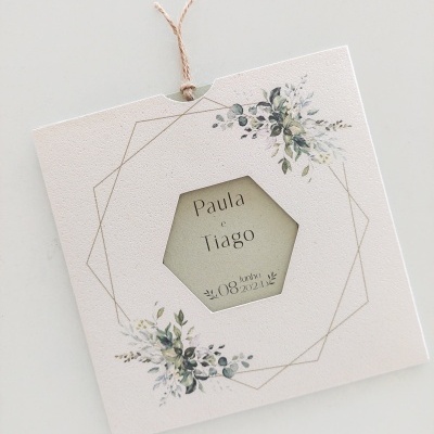 Convite quadrado com recorte hexagonal e decoração floral em papel branco com texto