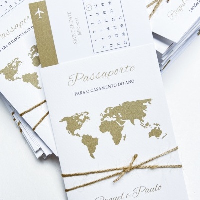 Convites de casamento formato passaporte com mapa dourado e cordão rústico