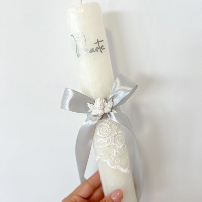 Vela branca decorativa com laço prateado e texto Duarte