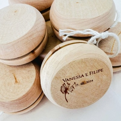 Ioiôs de madeira natural com gravação de nomes e data