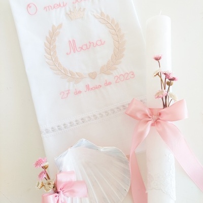 Itens para batismo com toalha branca bordada, vela branca decorada e suporte de vela em concha