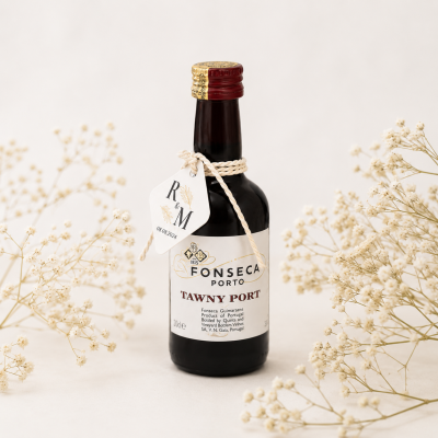 Mini garrafa de vinho do Porto Fonseca Tawny com flores secas ao redor