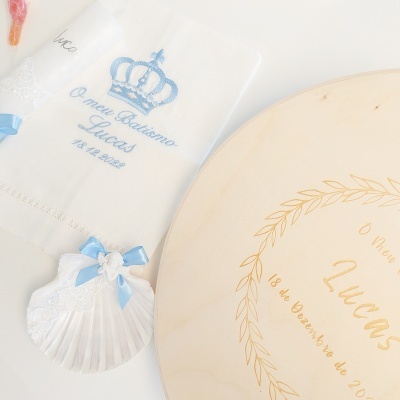 Conjunto de batizado branco e azul com toalha, vela, concha e base de madeira com gravação