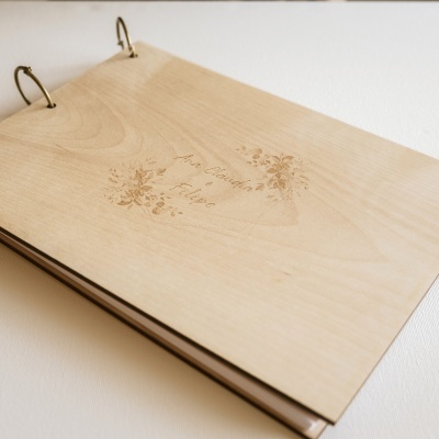 Livro de madeira com gravação floral e texto Ana Filipa e António