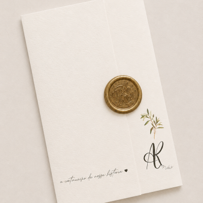 Convite branco com selo de cera dourado e ilustração de ramo verde.