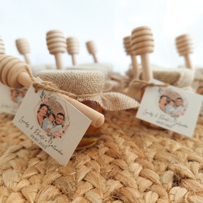 Frascos pequenos de vidro decorados com tecido e cartão personalizado