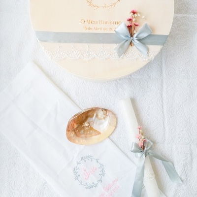Conjunto de batismo com caixa, vela, toalha bordada e prato decorativo