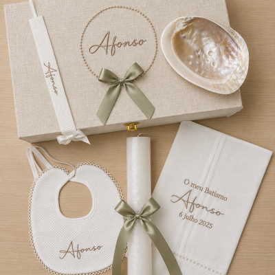 Conjunto de batismo com caixa bege, coroa de pérolas, babete, vela e toalha branco com texto personalizado.