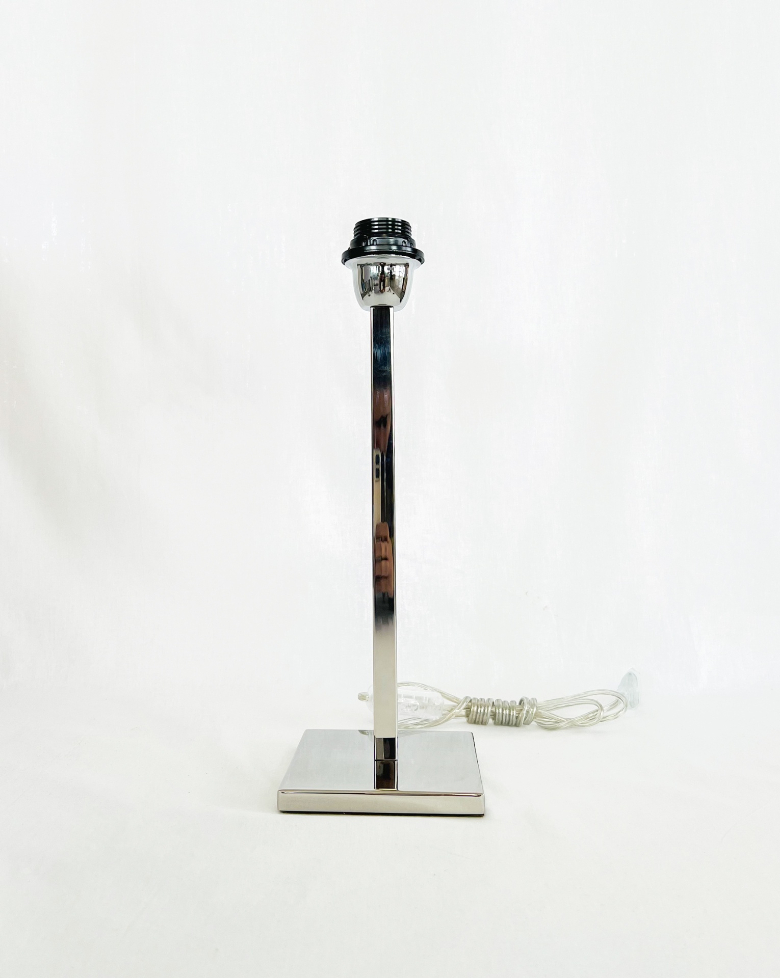 MF004 Candeeiro de mesa metal cromado base quadrada