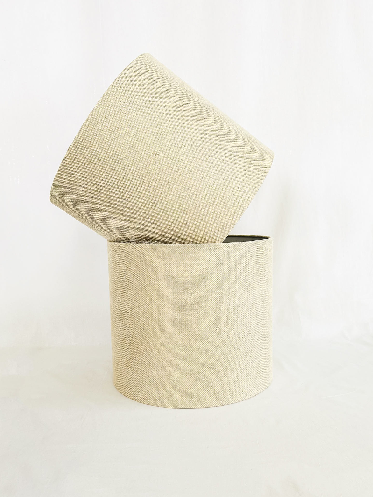 AB353530Fresno Dois cestos de tecido bege empilhados sobre fundo branco