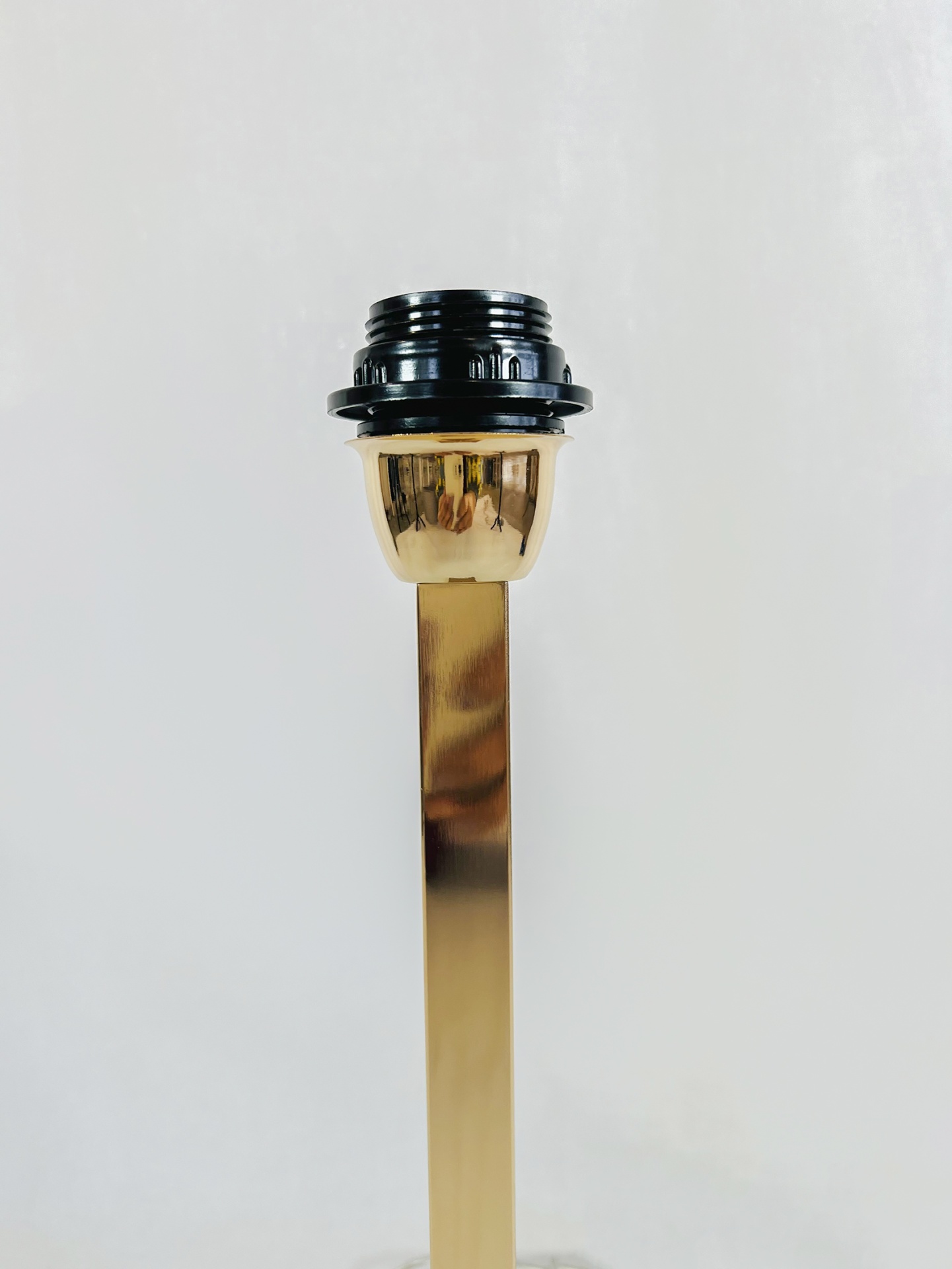 MF0019 Suporte de lâmpada dourado com soquete preto