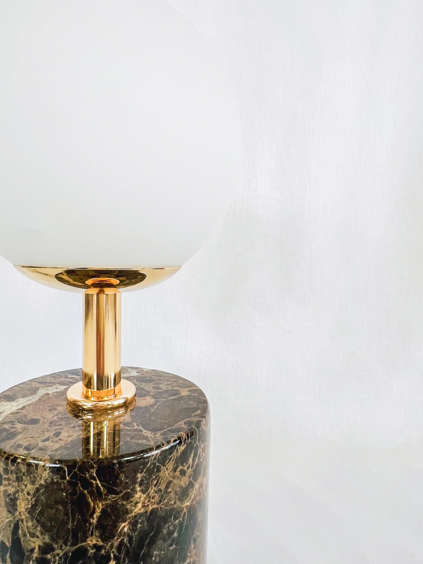 MF020 candeeiro de mesa em mármore e metal dourado com cúpula branca