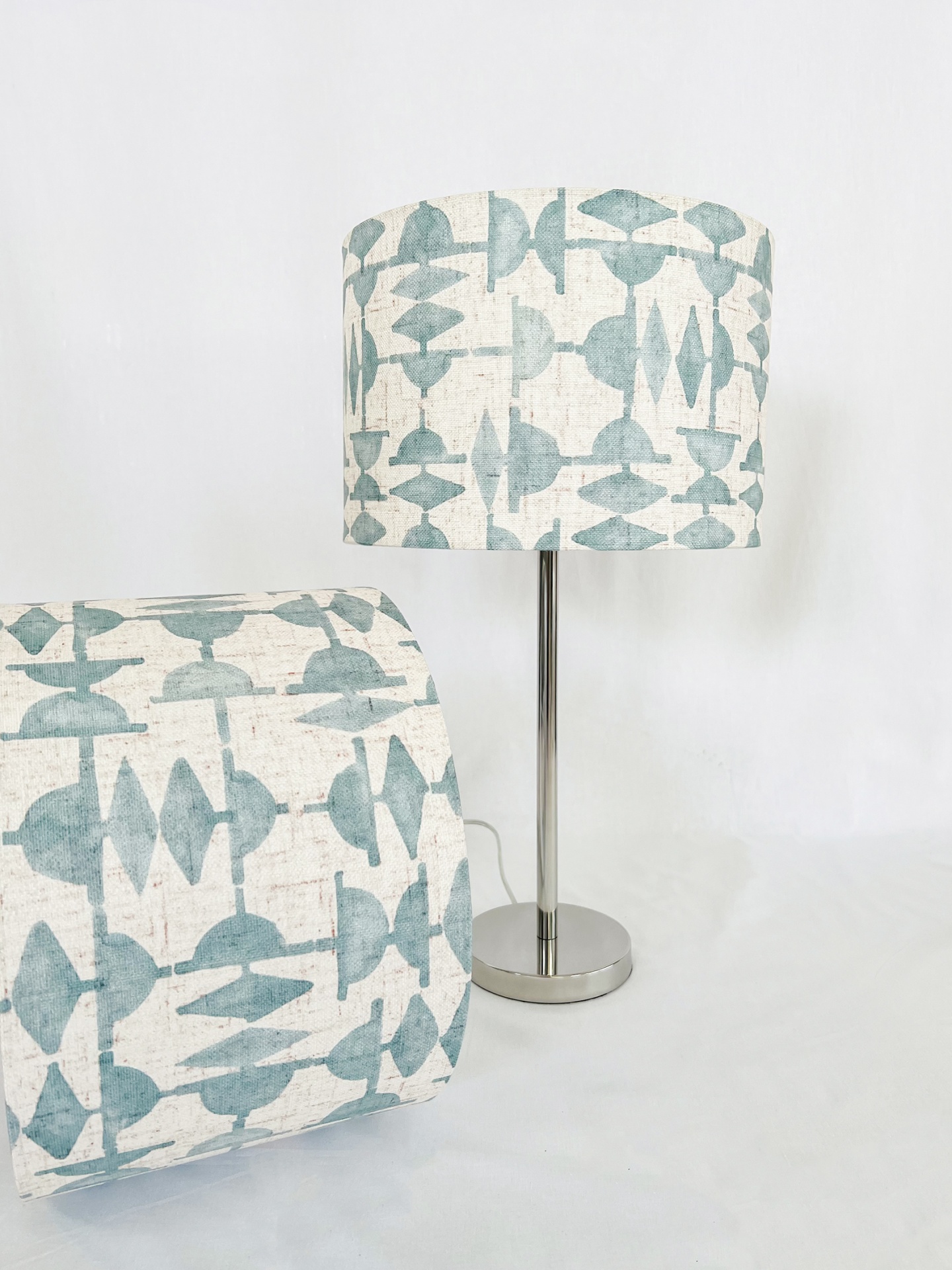 MF0018AB30 Abajur de mesa com cúpula de tecido com padrão geométrico azul claro