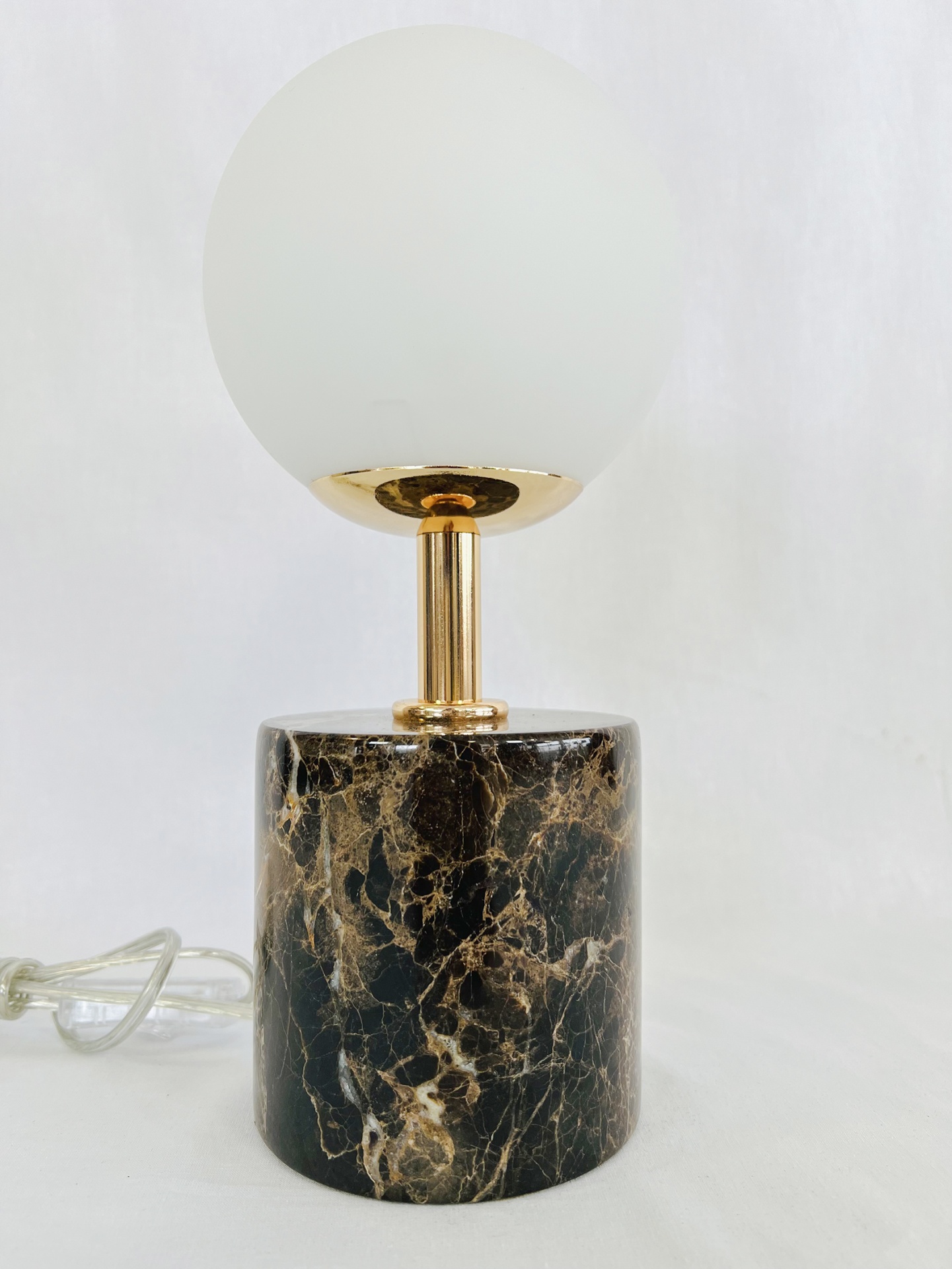 MF020 Candeeiro de mesa com base de mármore preto, haste dourada e cúpula branca opaca