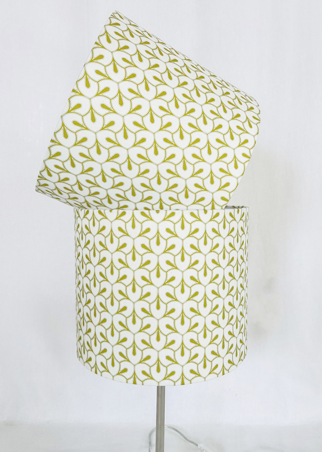 AB303025Dailos Dois abat-jours brancos com padrão verde de folhas entrelaçadas em fundo branco