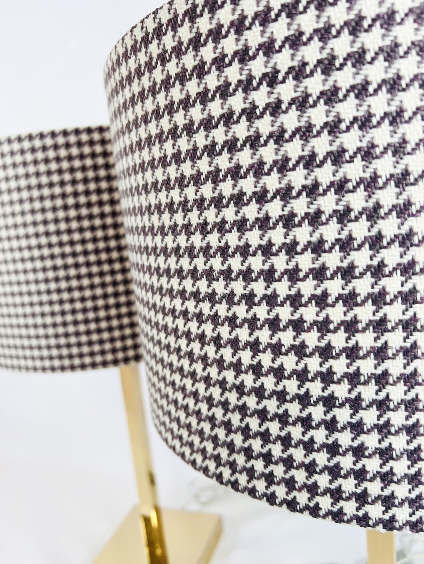 MF0019AB30 Abajur com cúpula em padrão pied-de-poule e base dourada