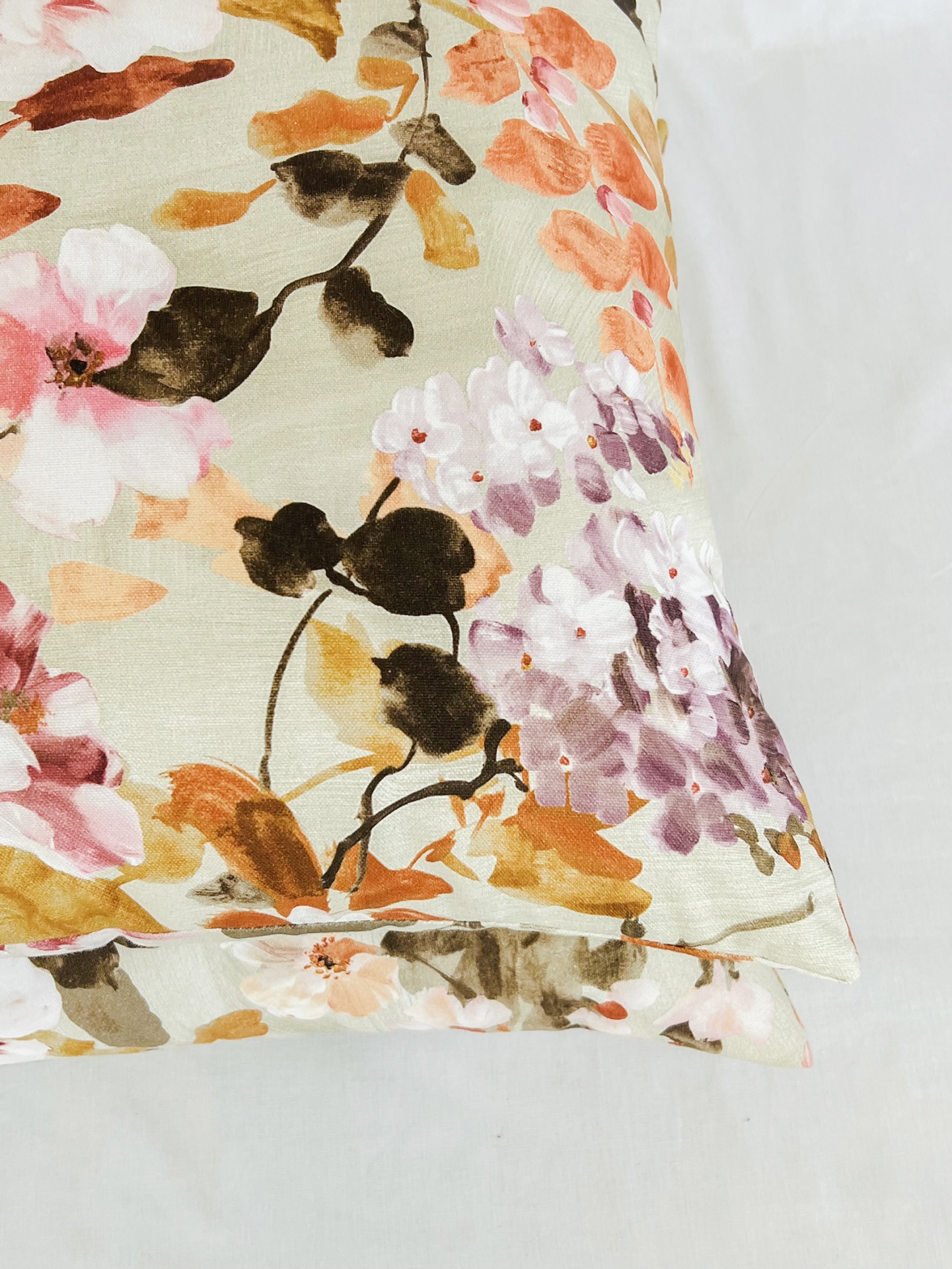 AL5050Genoveva Almofadas com padrão floral colorido em tons suaves.