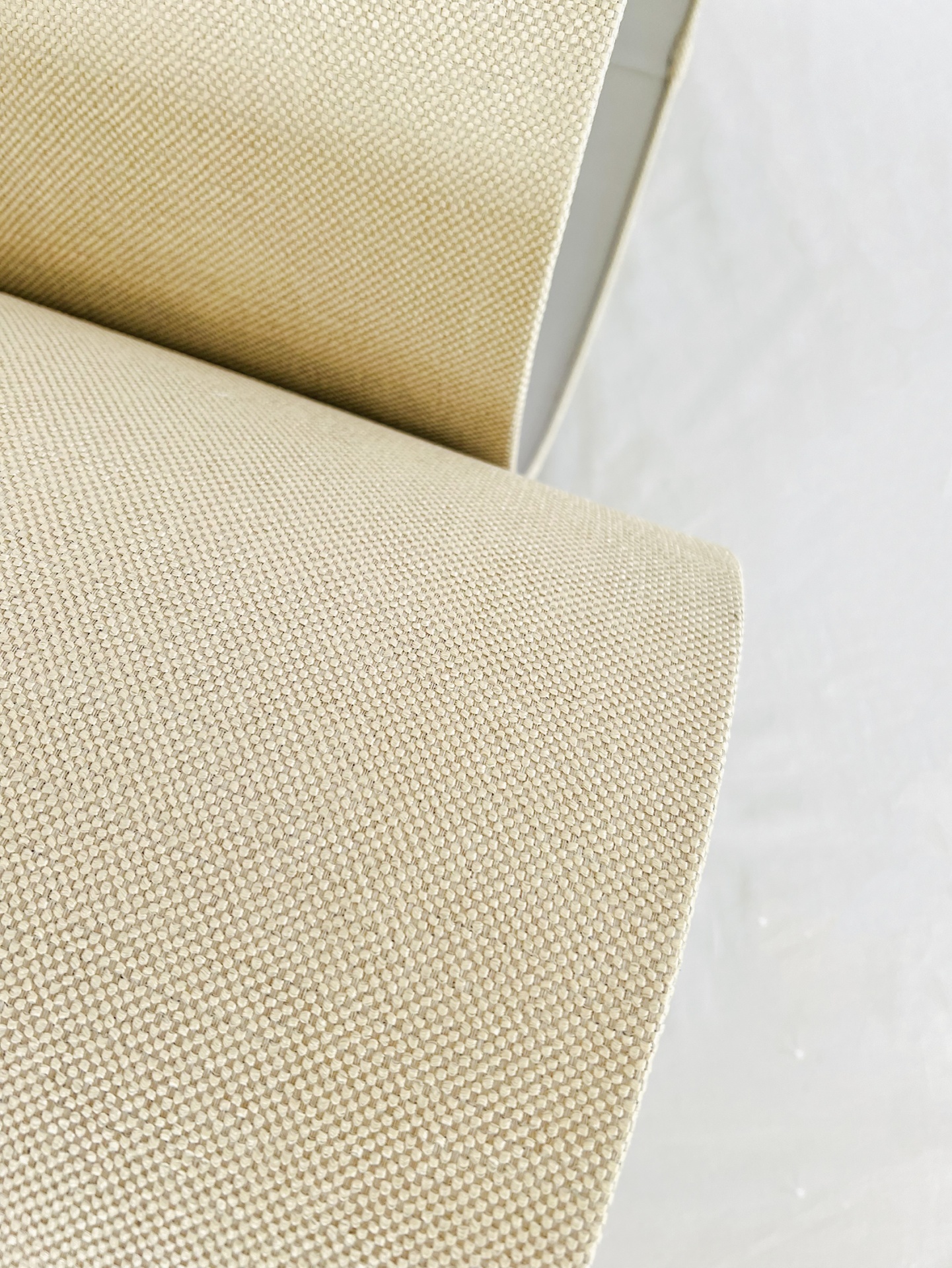 AB353530Fresno Tecido bege com padrão quadriculado e textura visível enrolado sobre superfície branca.