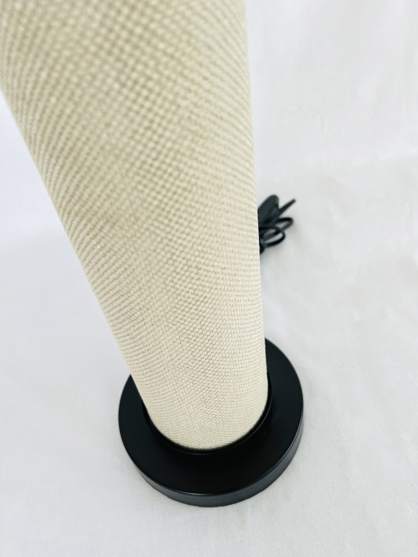 MF0021 Lâmpada de chão com cúpula de tecido bege e base preta