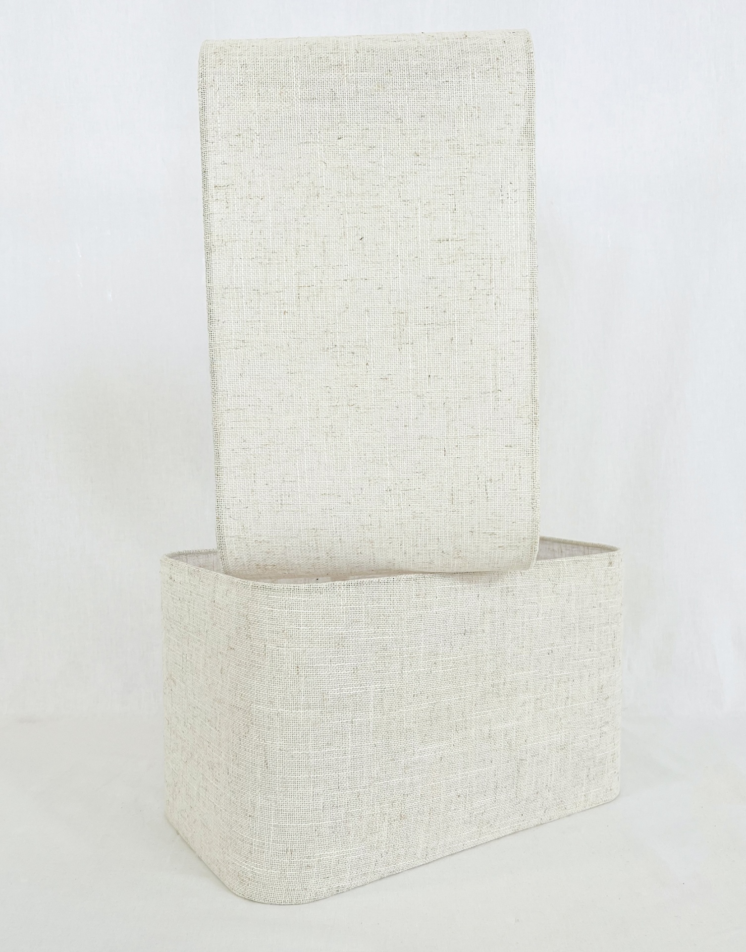 ABR352020Indie Caixa de tecido bege claro com tampa encostada e textura de linho
