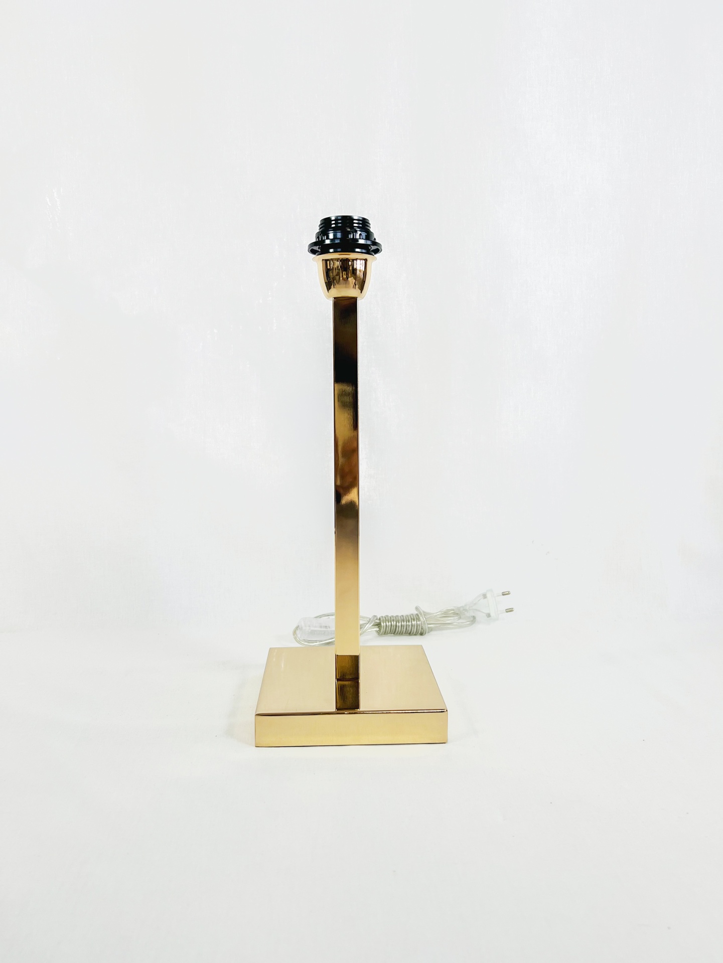 MF0019 Candeeiro de mesa dourado com base quadrada e suporte de lâmpada preto