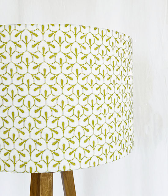 AB505030Dailos Abajur com cúpula branca e padrão geométrico verde e base de madeira