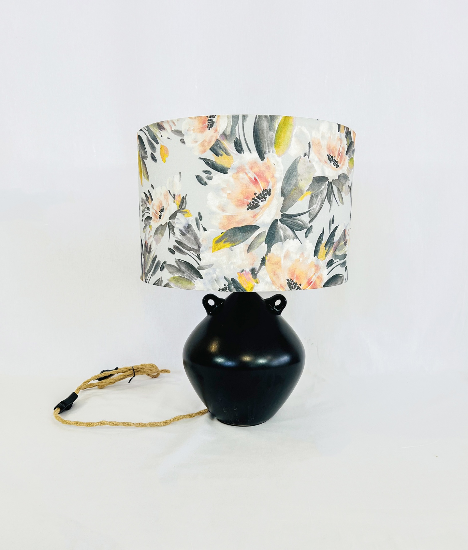 EL99322AB35 Candeeiro de mesa com base preta e abaçadeira floral