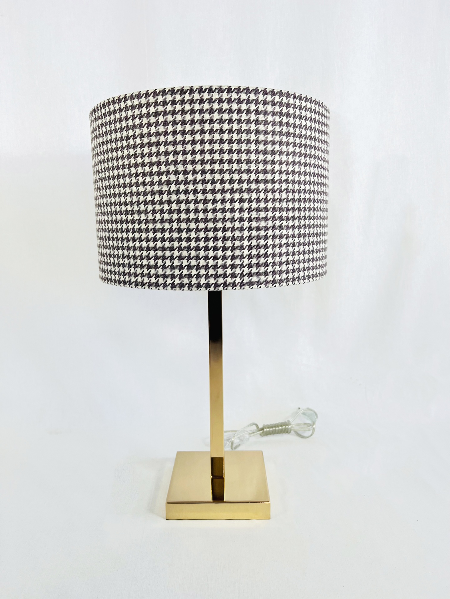 MF0019AB30 Candeeiro de mesa dourado com abat-jour pied-de-poule