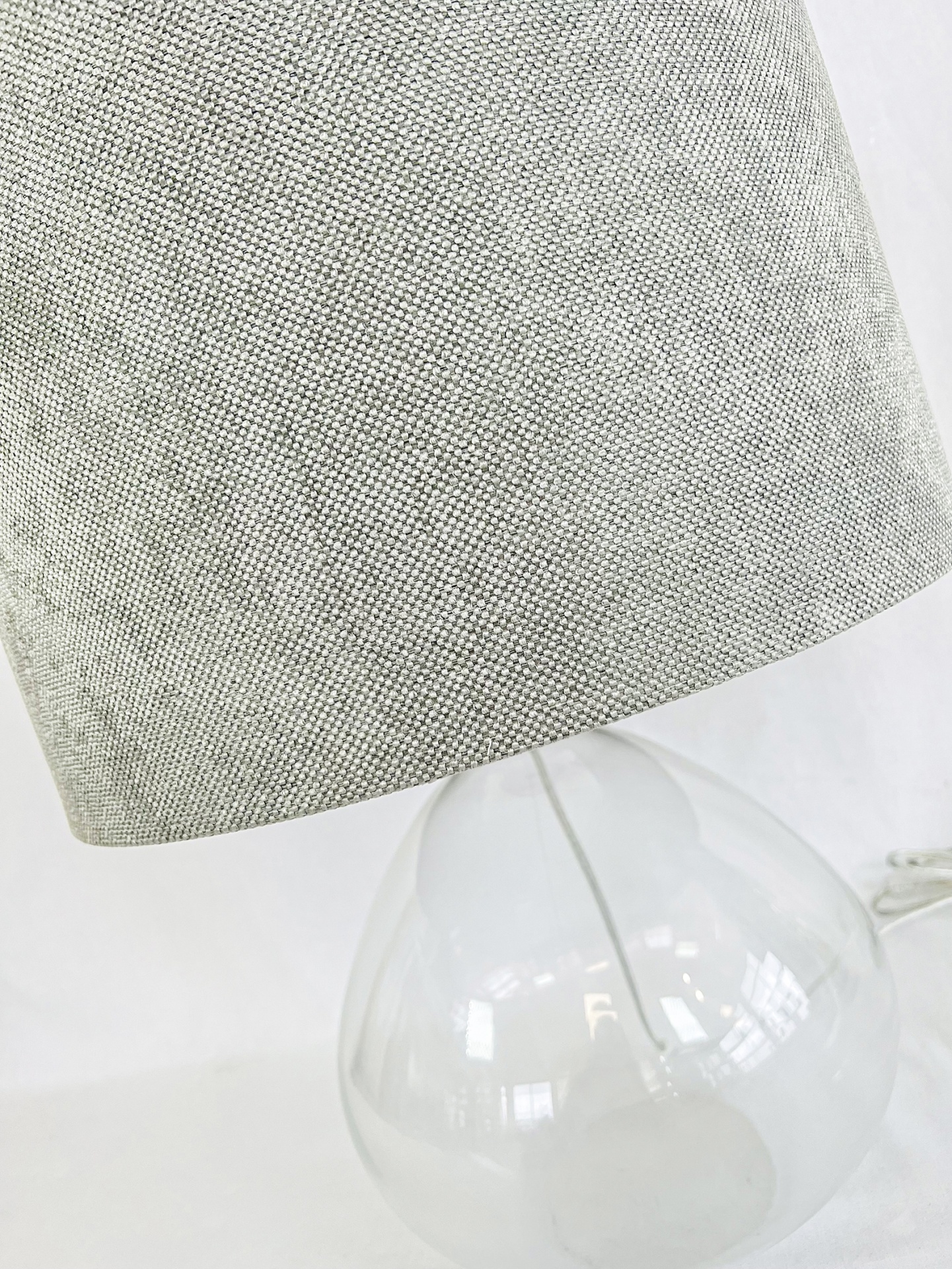 EL10060AB40 Abajur com base de vidro transparente e cúpula cinzenta texturada