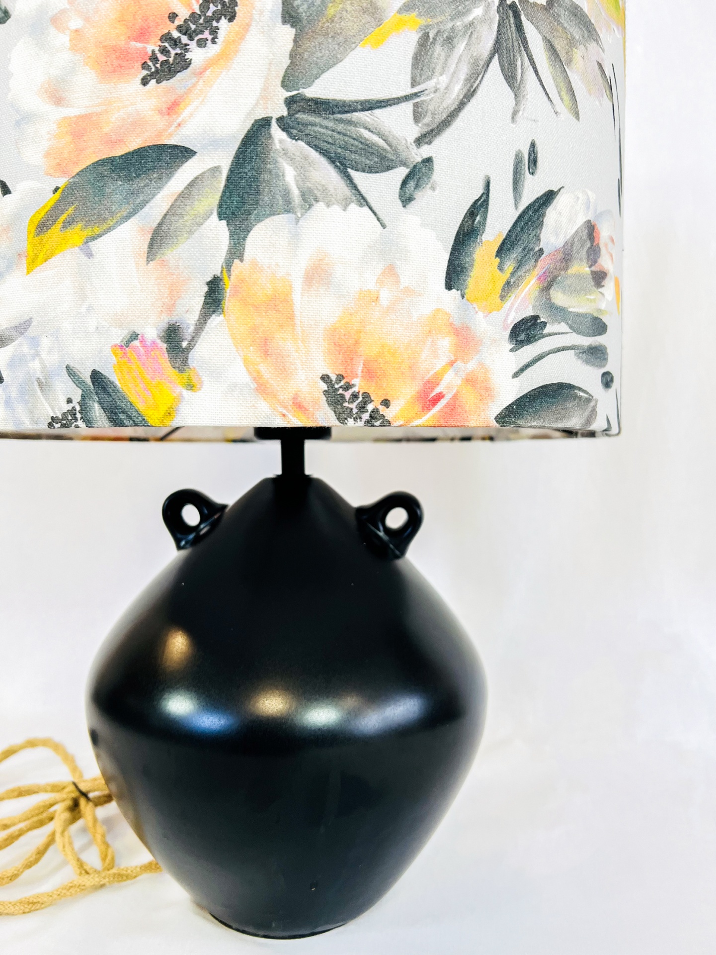 EL99322AB35 Candeeiro de mesa com base preta e cúpula floral